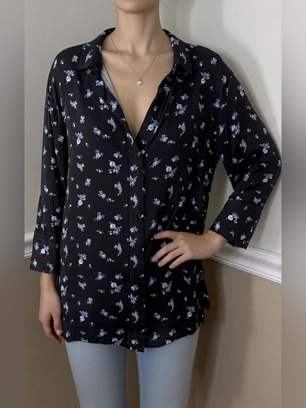 💚 5 for $20! H&M Black Button-Down Shirt with Light Blue Floral Print - XS